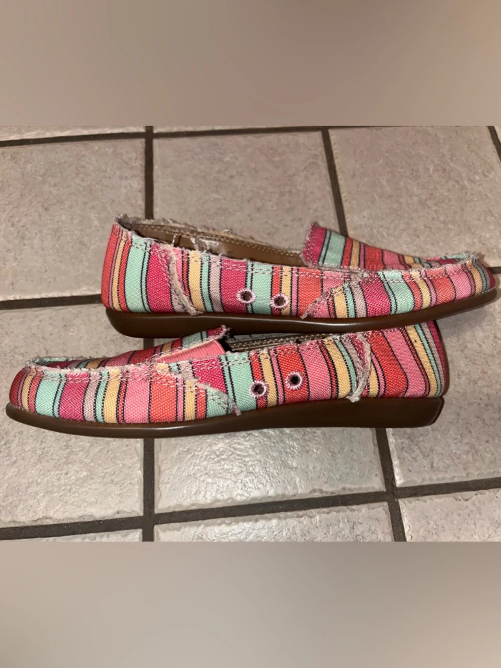 AEROSOLES lightweight canvas